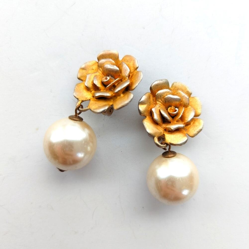 Vintage Express Gold Tone Floral 80s Faux Pearl Dangle Clip On Earrings